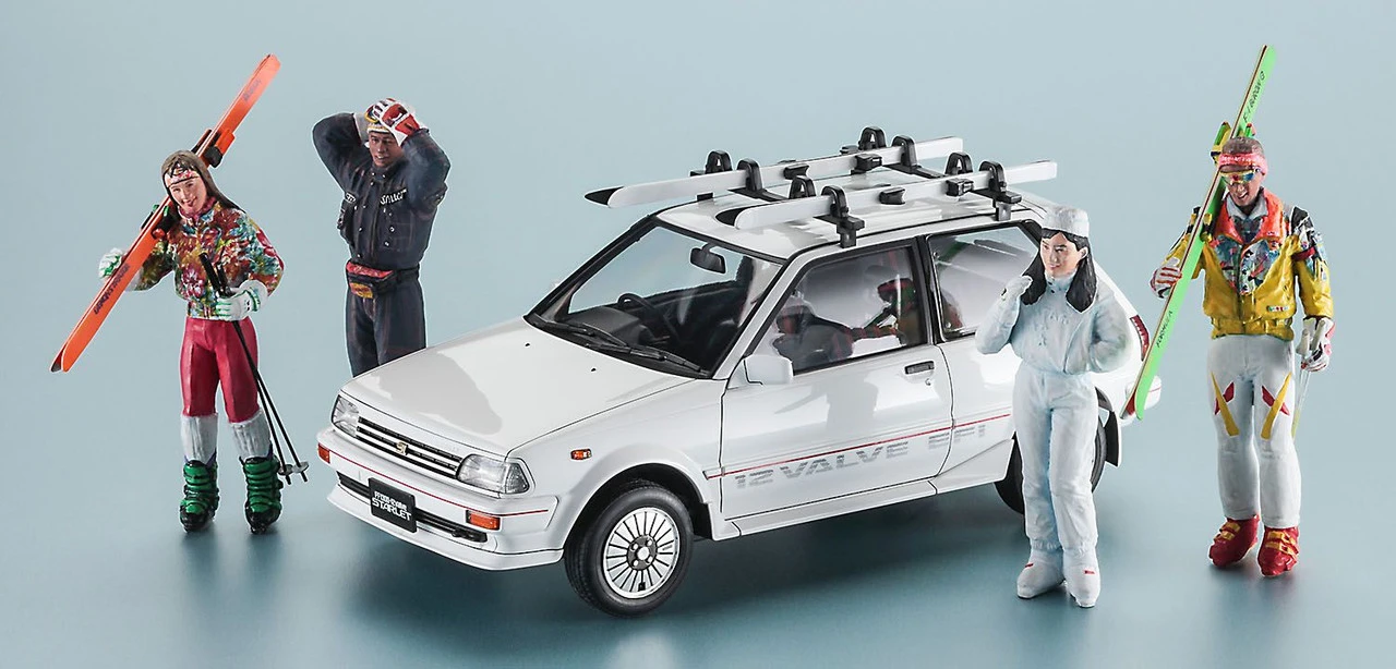 Hasegawa 1/24 Toyota Starlet EP71 Si White Limited (3door) Ski Equipment Ver. Plastic Model - Image 2