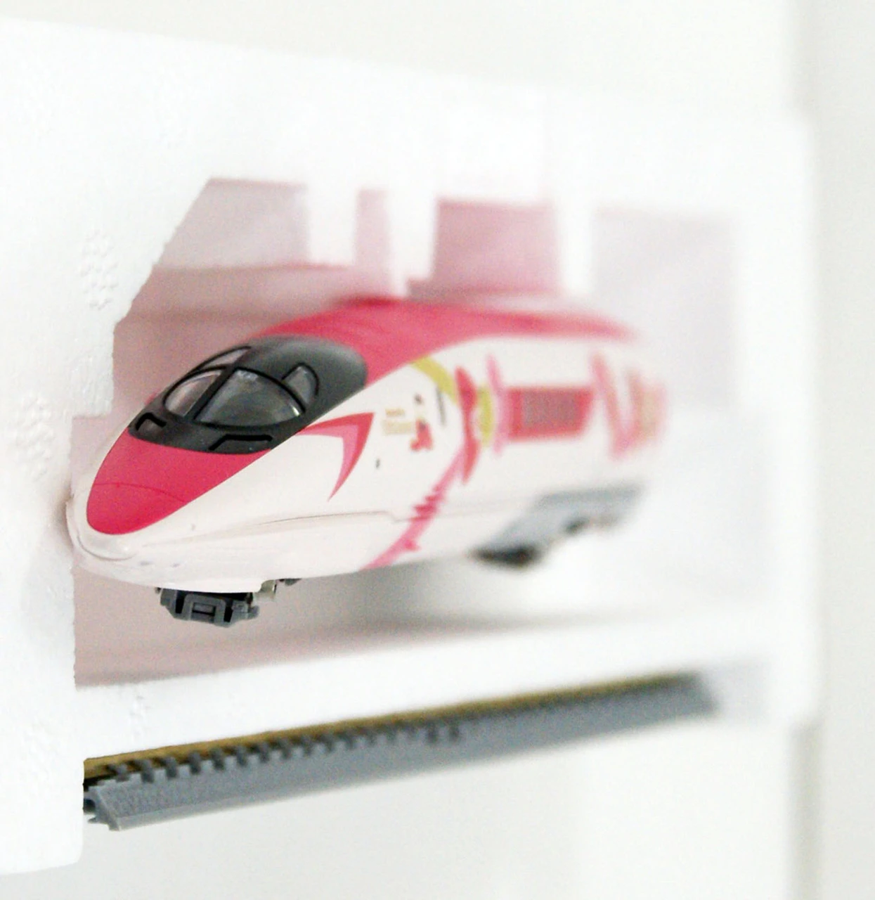 Tomix FMC-01 First Car Museum JR Series 500-7000 Sanyo Shinkansen 'Hello Kitty Shinkansen' (N Scale) - Image 3