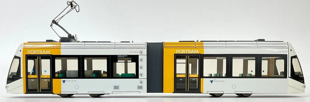Endo EP904 Toyama Light Rail Type TLR0600 (Yellow) (HO Scale) - Image 3